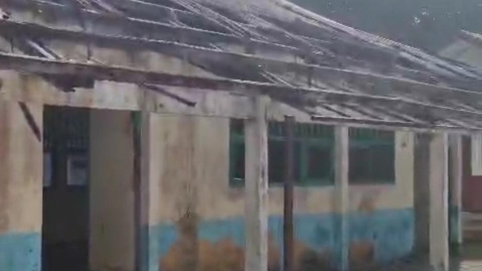Ruang kelas SD Negeri 38 Kaur rusak berat dan terbengkalai