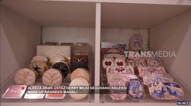 Putri Ustaz Derry sangat menyukai warna merah muda. Sampai-sampai ia memiliki rak khusus untuk menyimpan segala produk berwarna tersebut. (Foto: YouTube/Trans7 Official)