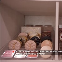 Putri Ustaz Derry sangat menyukai warna merah muda. Sampai-sampai ia memiliki rak khusus untuk menyimpan segala produk berwarna tersebut. (Foto: YouTube/Trans7 Official)