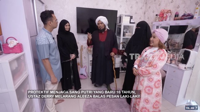 lain halnya dengan kamar sang putri yang kental akan nuansa pink. (Foto: YouTube/Trans7 Official)