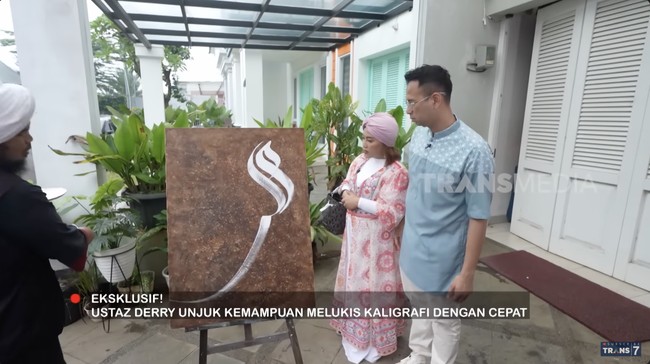 Selain untuk parkir mobil, garasi juga dimanfaatkan Ustaz Derry untuk mengeksplor hobinya: membuat kaligrafi. (Foto: YouTube/Trans7 Official)