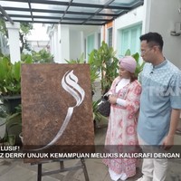 Selain untuk parkir mobil, garasi juga dimanfaatkan Ustaz Derry untuk mengeksplor hobinya: membuat kaligrafi. (Foto: YouTube/Trans7 Official)