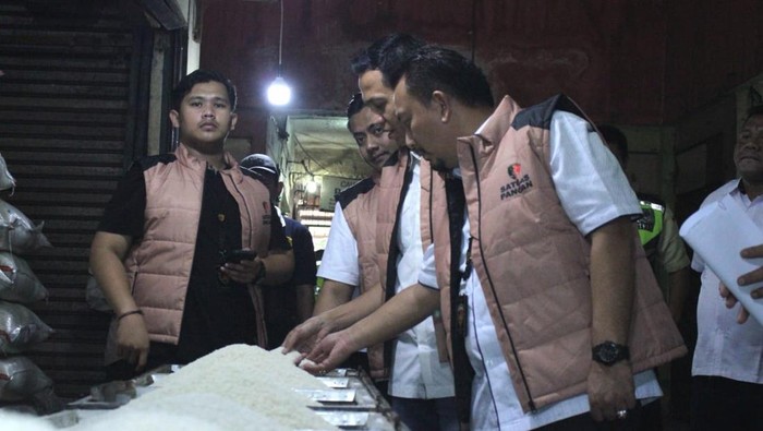 Satgas Pangan Polres Jakbar mengecek bahan pokok di Pasar Tomang dan Grogol.