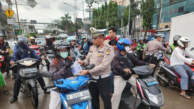 Satlantas Polres Metro Jakarta Utara membagikan takjil kepada para pengendara di jalanan.