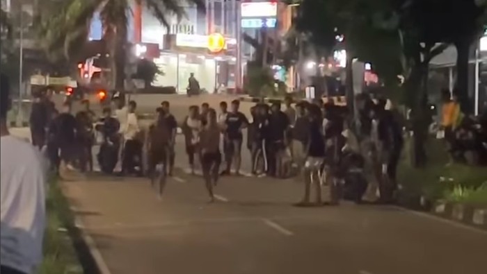 Sebuah video viral di media sosial memperlihatkan Jalan Grand Depok City (GDC), Depok, jadi arena balap lari. Polisi menduga balap lari itu jadi ajang taruhan. (dok Istimewa)