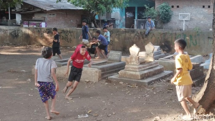 Sejumlah anak bermain sepakbola di TPU Cirebon