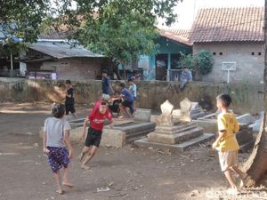 Kurangnya Ruang Terbuka Hijau Bikin Anak-anak Cirebon Main Bola di Kuburan