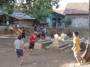 Kurangnya Ruang Terbuka Hijau Bikin Anak-anak Cirebon Main Bola di Kuburan