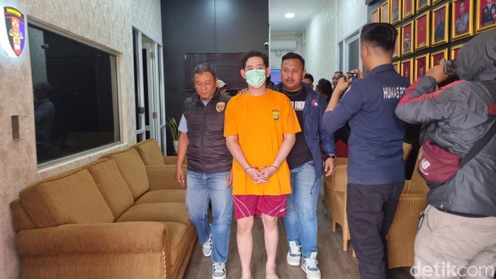 Selebgram spiritualis Rafi Ramadhan berbaju tahanan