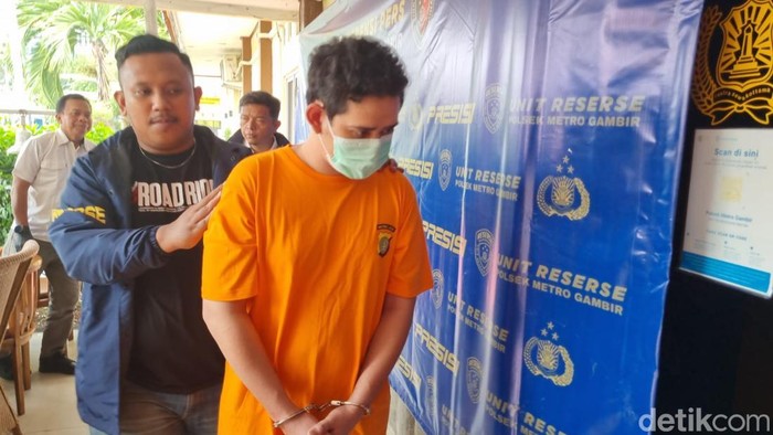 Selebgram spiritualis Rafi Ramadhan ditangkap terkait kasus narkoba.