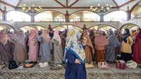 Warga lansia melakukan peregangan saat mengikuti pesantren di Pusat Dakwah Islam (Pusdai), Bandung, Jawa Barat, Rabu (12/3/2025).