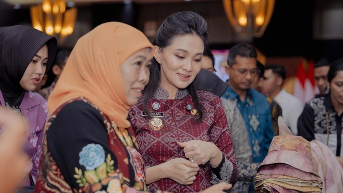 Gubernur Jatim Khofifah Indar Parawansa (kiri) dan Gubernur Malut Sherly Tjoanda (kanan).