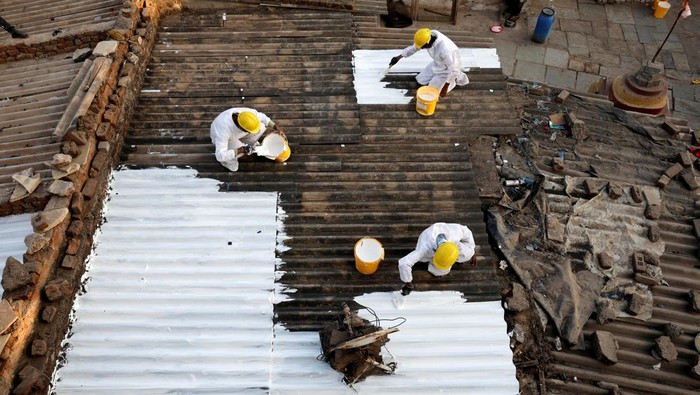 Siasat Warga di Daerah Kumuh India Melawan Panas Ekstrem Painters apply liquid-applied membrane (LAM) coating that according to the authorities helps to bring down the temperature inside the shanties at a slum in Ahmedabad, India, January 30, 2025. REUTERS/Amit Dave