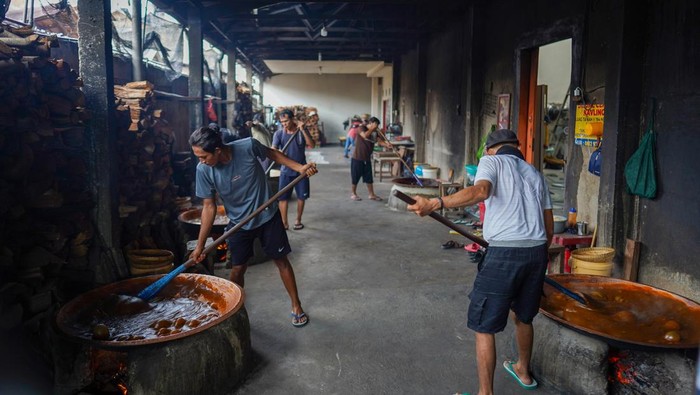 Sejumlah pekerja memproduksi dodol betawi di Sari Rasa Bu Yuyun, Jakarta, Rabu (12/3/2025). Produksi dodol di tempat tersebut mengalami peningkatan hingga enam kali lipat menjelang Idul Fitri karena banyaknya permintaan konsumen, dodol itu dijual seharga Rp25 ribu hingga Rp130 ribu. ANTARA FOTO/Ferlian Septa Wahyusa/Adm/foc.