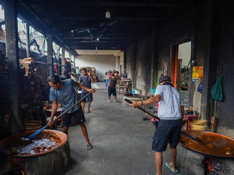 Sibuknya Perajin Dodol Betawi Kala Pesanan Meningkat Jelang Lebaran