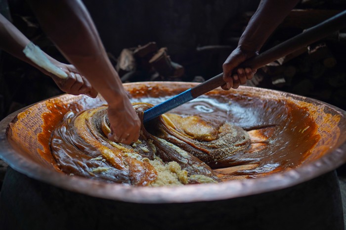 Sejumlah pekerja memproduksi dodol betawi di Sari Rasa Bu Yuyun, Jakarta, Rabu (12/3/2025). Produksi dodol di tempat tersebut mengalami peningkatan hingga enam kali lipat menjelang Idul Fitri karena banyaknya permintaan konsumen, dodol itu dijual seharga Rp25 ribu hingga Rp130 ribu. ANTARA FOTO/Ferlian Septa Wahyusa/Adm/foc.
