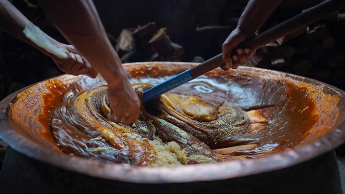 Sejumlah pekerja memproduksi dodol betawi di Sari Rasa Bu Yuyun, Jakarta, Rabu (12/3/2025). Produksi dodol di tempat tersebut mengalami peningkatan hingga enam kali lipat menjelang Idul Fitri karena banyaknya permintaan konsumen, dodol itu dijual seharga Rp25 ribu hingga Rp130 ribu. ANTARA FOTO/Ferlian Septa Wahyusa/Adm/foc.