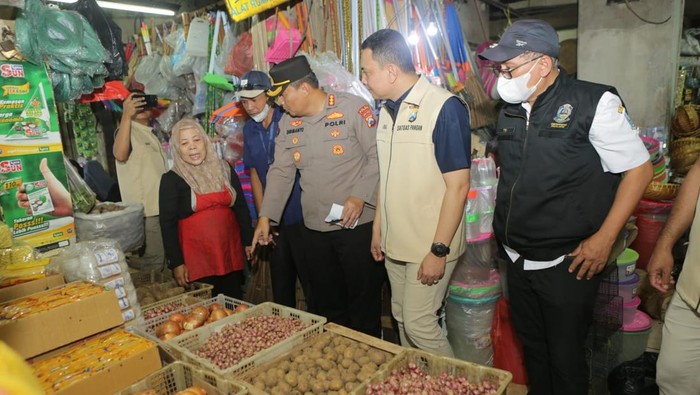 Sidak Pasar Wonokromo untuk cek harga kebutuhan pokok