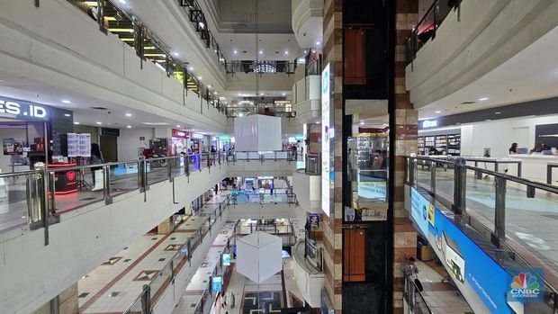 Situasi toko HP di pusat perbelanjaan Mal Ambasador, Rabu (12/3/2025).  (CNBC Indonesia/Intan Rakhmayanti)