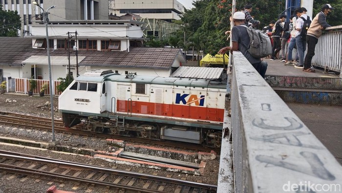 Spot ngabuburit irit di JPO Stasiun Bandung.