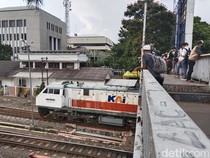 Ngabuburit Irit Sambil Berburu Laju Kereta Api di Bandung