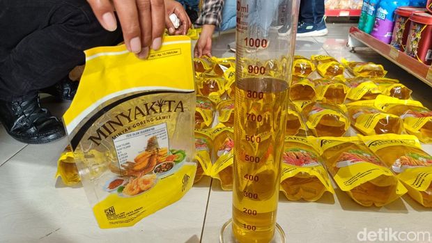 Temuan produk merek minyakita berasal dari perusahaan asal Jakarta yang isinya tidak sesuai dengan tulisan di kemasan saat sidak Tim Satgas Pangan Polresta Cilacap, Rabu (12/3/2025).