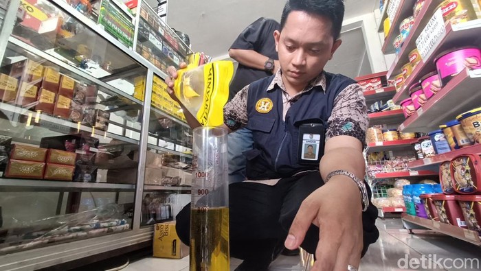 Temuan produk merek minyakita berasal dari perusahaan asal Jakarta yang isinya tidak sesuai dengan tulisan di kemasan saat sidak Tim Satgas Pangan Polresta Cilacap, Rabu (12/3/2025).
