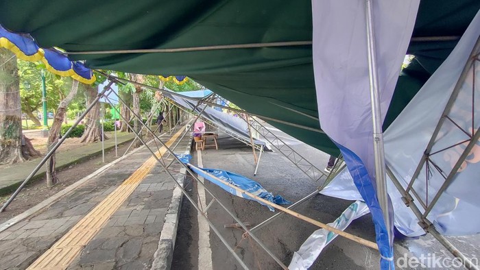 Kondisi tenda Pasar Ramadan yang rusak di Alun-alun Wates, Kulon Progo, Rabu (12/3/2025).