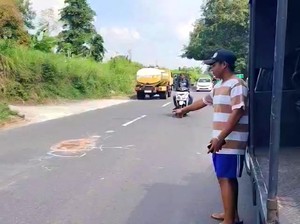 Pemotor Jatuh Saat Salip Truk di Mojokerto, 1 Anak Tewas