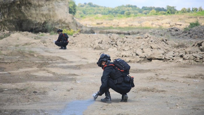 Tim Jibom Den Gegana Sat Brimobda Polda Jawa Tengah melakukan pemusnahan bubuk mesiu, Rabu (12/3/2025).