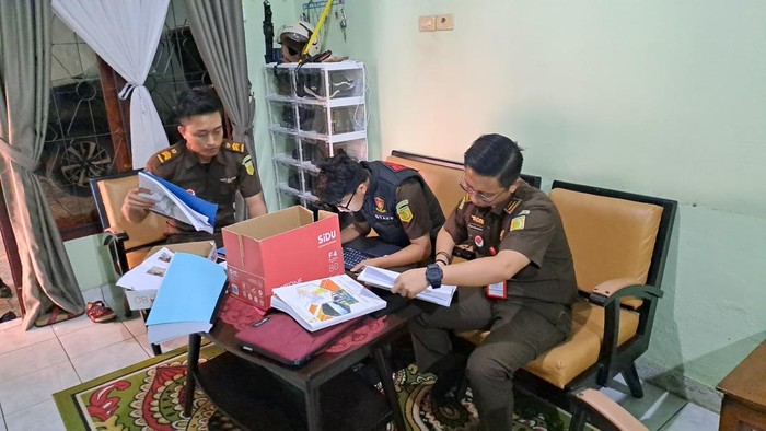 Tim penyidik Kejari Muba melakukan pengembangan kasus dugaan korupsi pemalsuan surat dengan menggeledah Kantor Sekda Muba