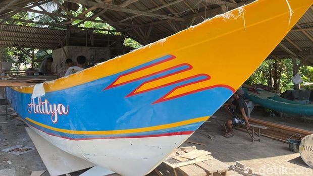 Tio (kaus merah muda) perajin perahu nelayan Pangandara
