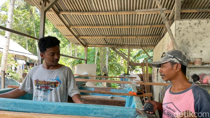 Tio (kaus merah muda) perajin perahu nelayan Pangandara