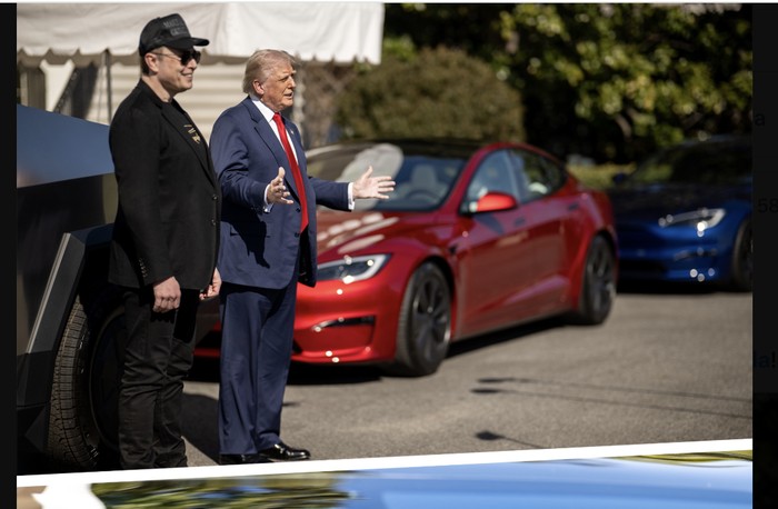 Trump membeli Tesla