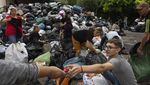 Tumpukan Barang Sumbangan untuk Korban Banjir Bandang Argentina