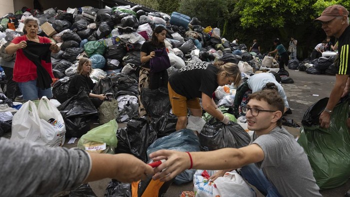 Tumpukan Barang-barang Sumbangan untuk Korban Banjir Argentina Kota pelabuhan Argentina, Bahia Blanca, sempat dilanda banjir bandang. Barang sumbangan pun menumpuk di wilayah tersebut.