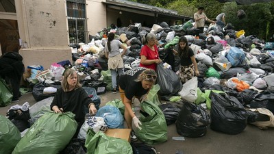Tumpukan Barang Sumbangan untuk Korban Banjir Bandang Argentina