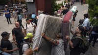 Keamanan dan angkatan bersenjata telah dikirim untuk meningkatkan upaya penyelamatan.