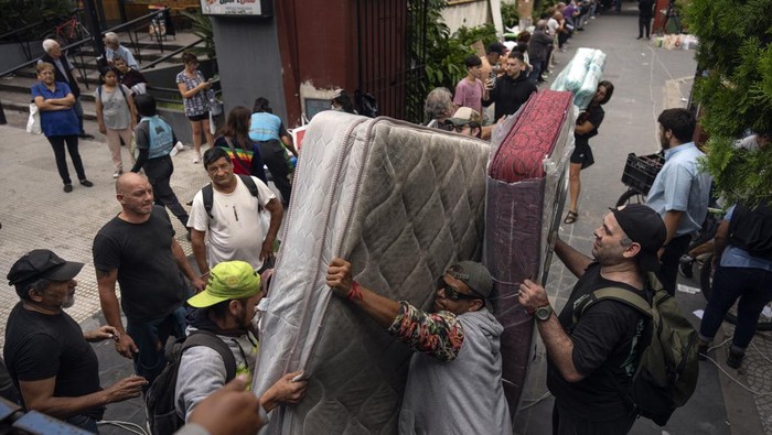 Tumpukan Barang-barang Sumbangan untuk Korban Banjir Argentina Kota pelabuhan Argentina, Bahia Blanca, sempat dilanda banjir bandang. Barang sumbangan pun menumpuk di wilayah tersebut.