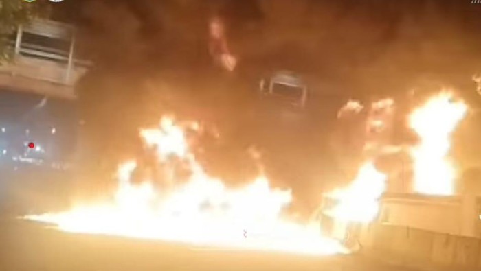 Tumpukan solar terbakar di sebuah proyek di Jalan Pemuda, Rawamangun, Jakarta Timur. (Dok istimewa)