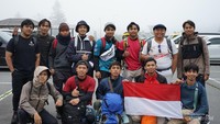 Foto bersama dengan rekan pendakian Gunung Fuji