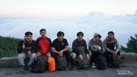 Stasiun awal pendakian dengan latar lautan awan