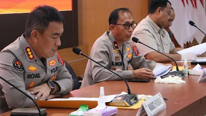 Wakapolda Polda Sulut Brigjen Bahagia Dachi (tengah) saat merilis kasus penembakan warga di Minahasa Tenggara.