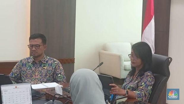 Wakil Menteri Pekerjaan Umum Diana Kusumastuti (pojok kanan) dalam diskusi di kantornya, Rabu (12/3/2025). (CNBC Indonesia/Ferry Sandi)