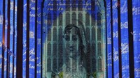 Kali ini instalasi cahaya dilakukan di Katedral Winchester yang menjadi tempat dimakamkamnya penulis Jane Austen.