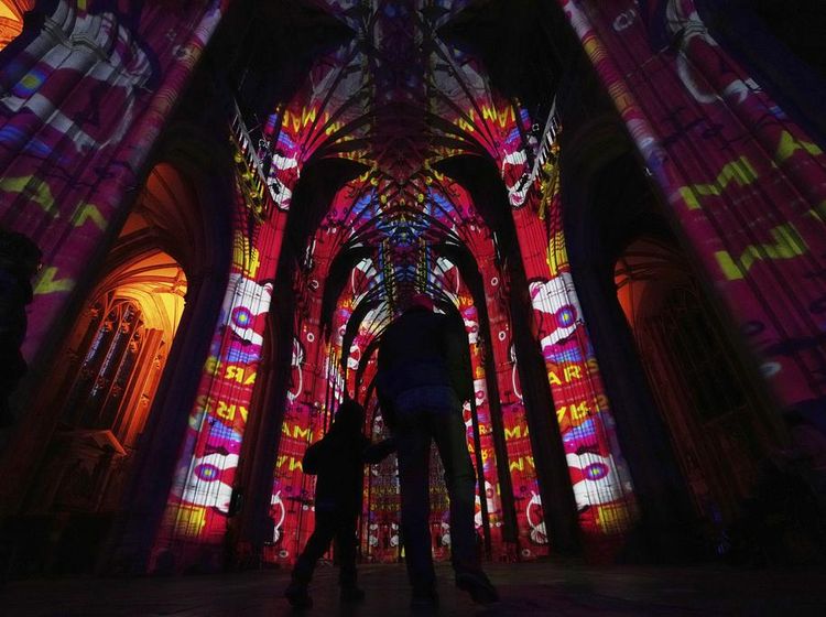 Warna-warni Seni Cahaya Sinari Makam Jane Austen di Katedral Winchester