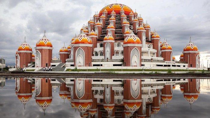Wisata Religi Masjid 99 Kubah Asmaul Husna di Makassar Suasana Masjid 99 Kubah Asmaul Husna di Makassar, Sulawesi Selatan, Rabu (12/3/2025). Masjid berkapasitas 13 ribu jamaah tersebut menjadi salah satu destinasi wisata religi yang ramai dikunjungi saat bulan Ramadhan 1446 H karena keindahan arsitekturnya. ANTARA FOTO/Arnas Padda/nz