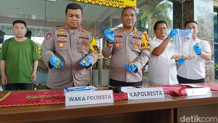 WNA asal China yang jual emas palsu dihadirkan polisi dalam ungkap kasus di Polresta Bandar Lampung