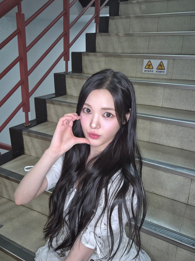 Pelantun ‘The Chase’ ini menjalani masa trainee paling lama dibandingkan personel grup KPop Hearts2Hearts lainnya. Dia dianggap sebagai all rounder yang menguasai kemampuan dance dan vokal. Yuha juga mendapat julukan ‘First Love Girl’ karena memancarkan vibes wanita yang menjadi cinta pertama semua orang. Foto: Instagram