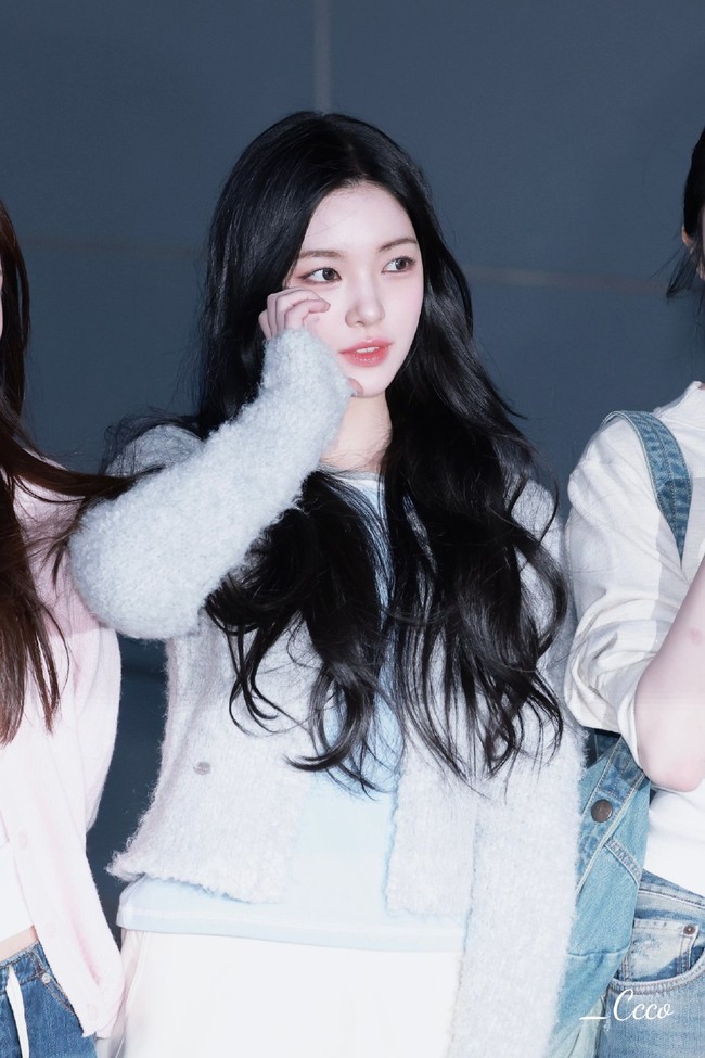 Paras cantik Yuha Hearts2Hearts mencerminkan aura elegan dan menawan seperti para seniornya di industri hiburan Korea. Secara khusus, netizen Korea menyebut bagian dagunya yang membuat Yuha mirip dengan aktris Song Hye Kyo. Foto: Instagram